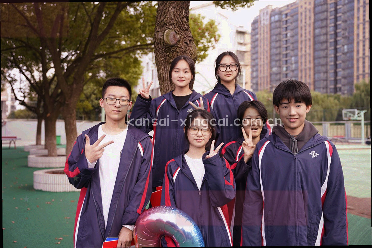 裁判名单表格局部特写，金属银行线配深绿色表头，单元格内为抽象的等宽占位符号